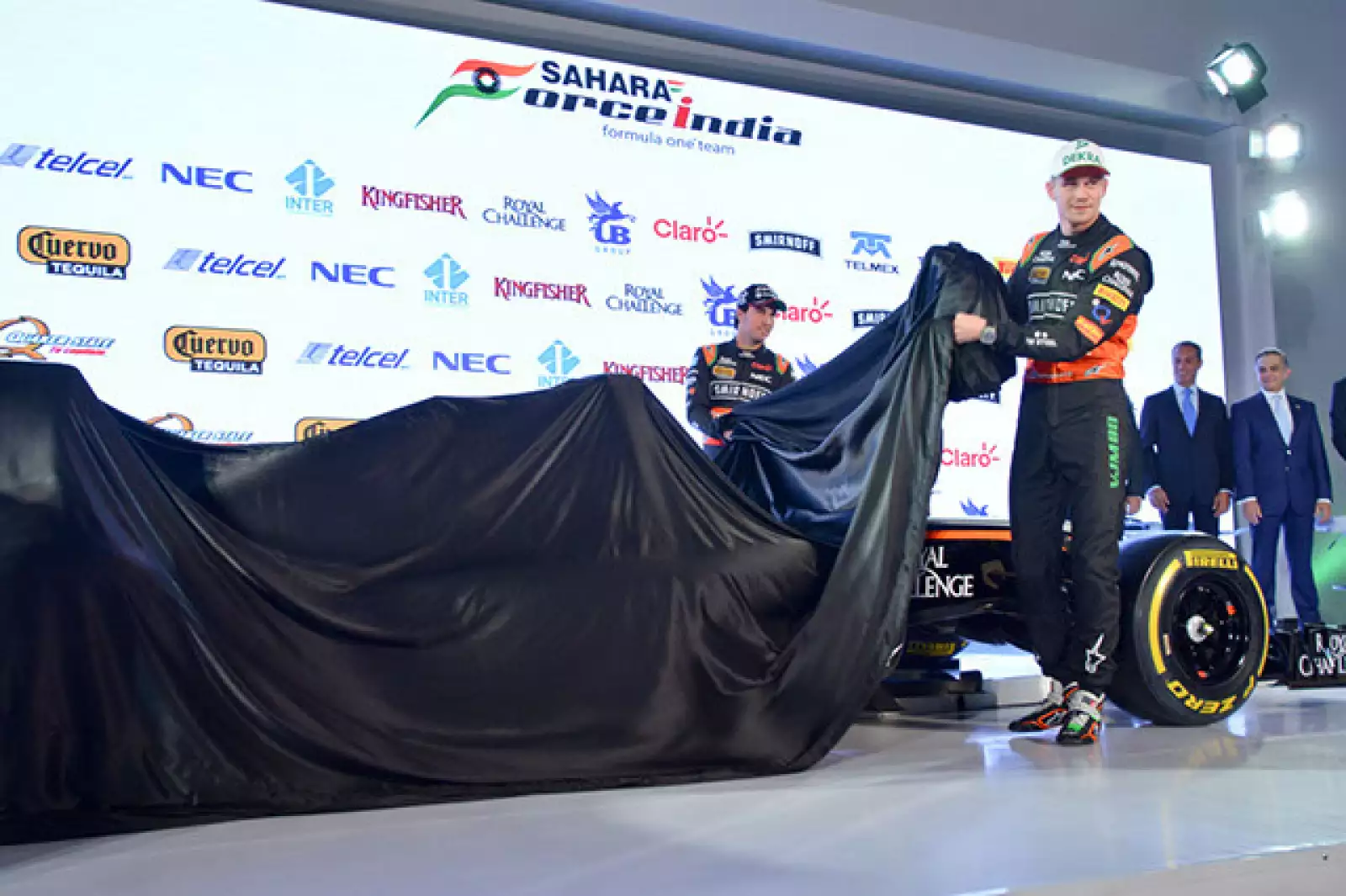 Checo Pérez y Nico Hulkenberg develan el nuevo auto del equipo Sahara Force India.