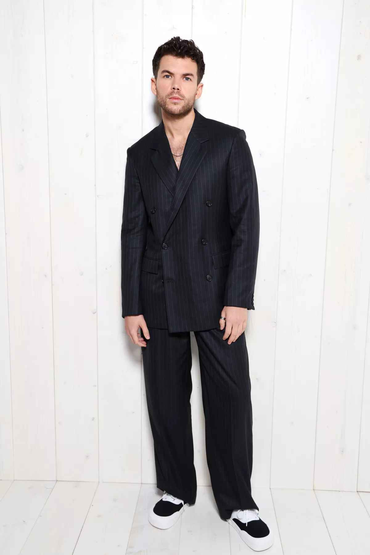 Luke Newton en el desfile de Loewe Menswear Spring/Summer 2025