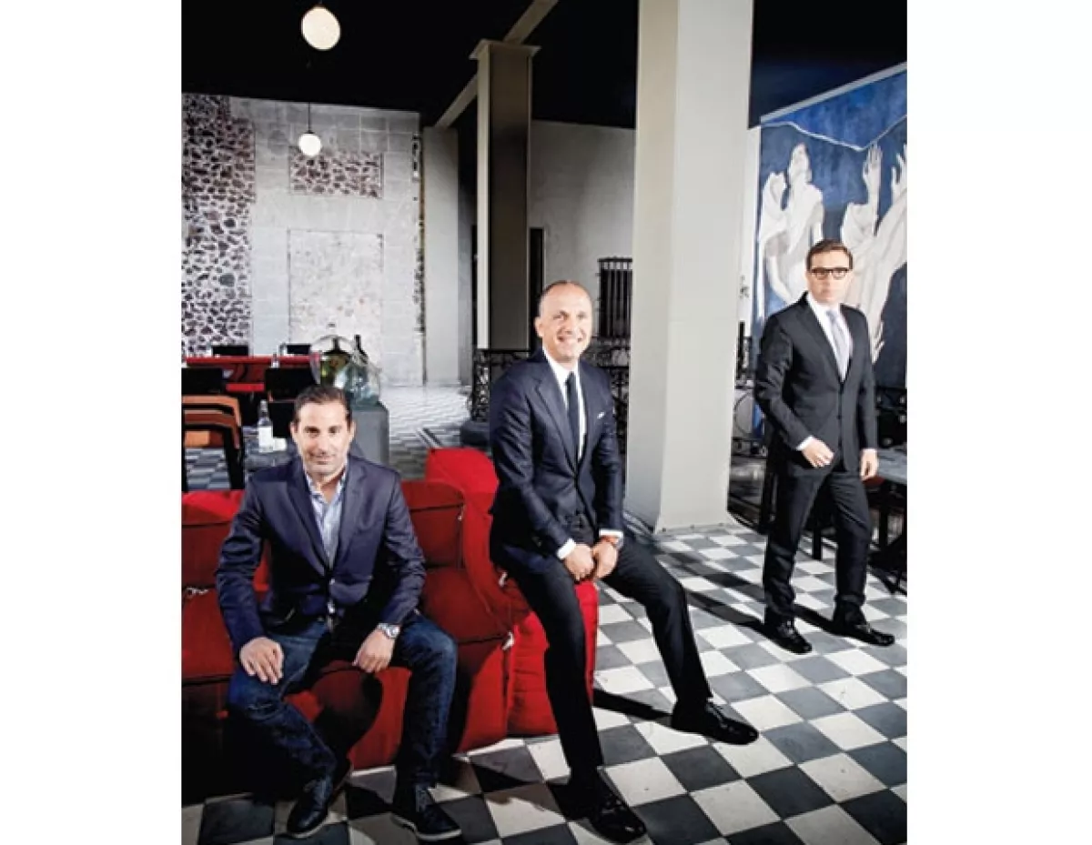 Moisés y Rafael Micha con su socio Carlos Couturier.