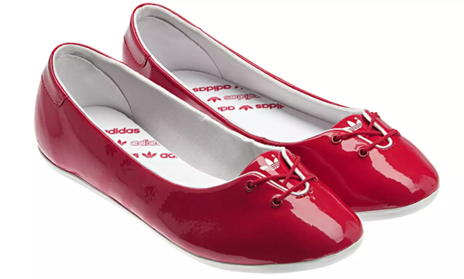 La marca privilegia la comodidad con los Adi Ballerina, fáciles de llevar y llamativos por su charol rojo intenso.