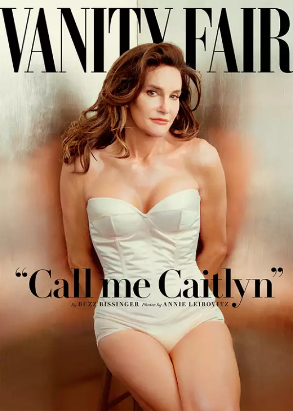 2015 también fue el año del destape del ex atleta olímpico Bruce Jenner como Caitlyn Jenner. Esta portada lanzada a mitad de año causó euforia en todo el mundo.