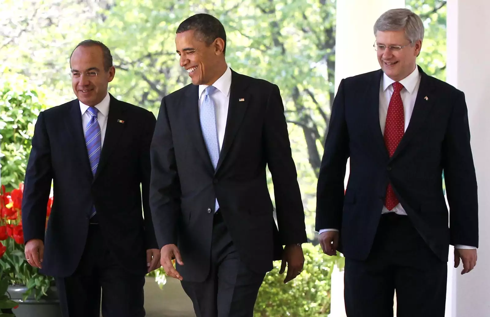 El presidente de México, Felipe Calderón; el presidente de Estados Unidos, Barack Obama, y el primer ministro canadiense, Stephen Harper, caminan de la Oficina Oval al Jardín de las Rosas para dar una conferencia de prensa. 