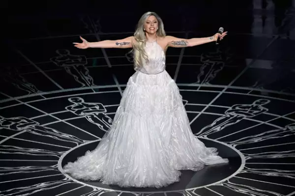 Lady Gaga ayer durante su presentación en los Oscar.