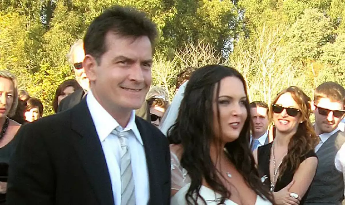 Cassandra caminó hasta el atar del brazo de su padre, Charlie.