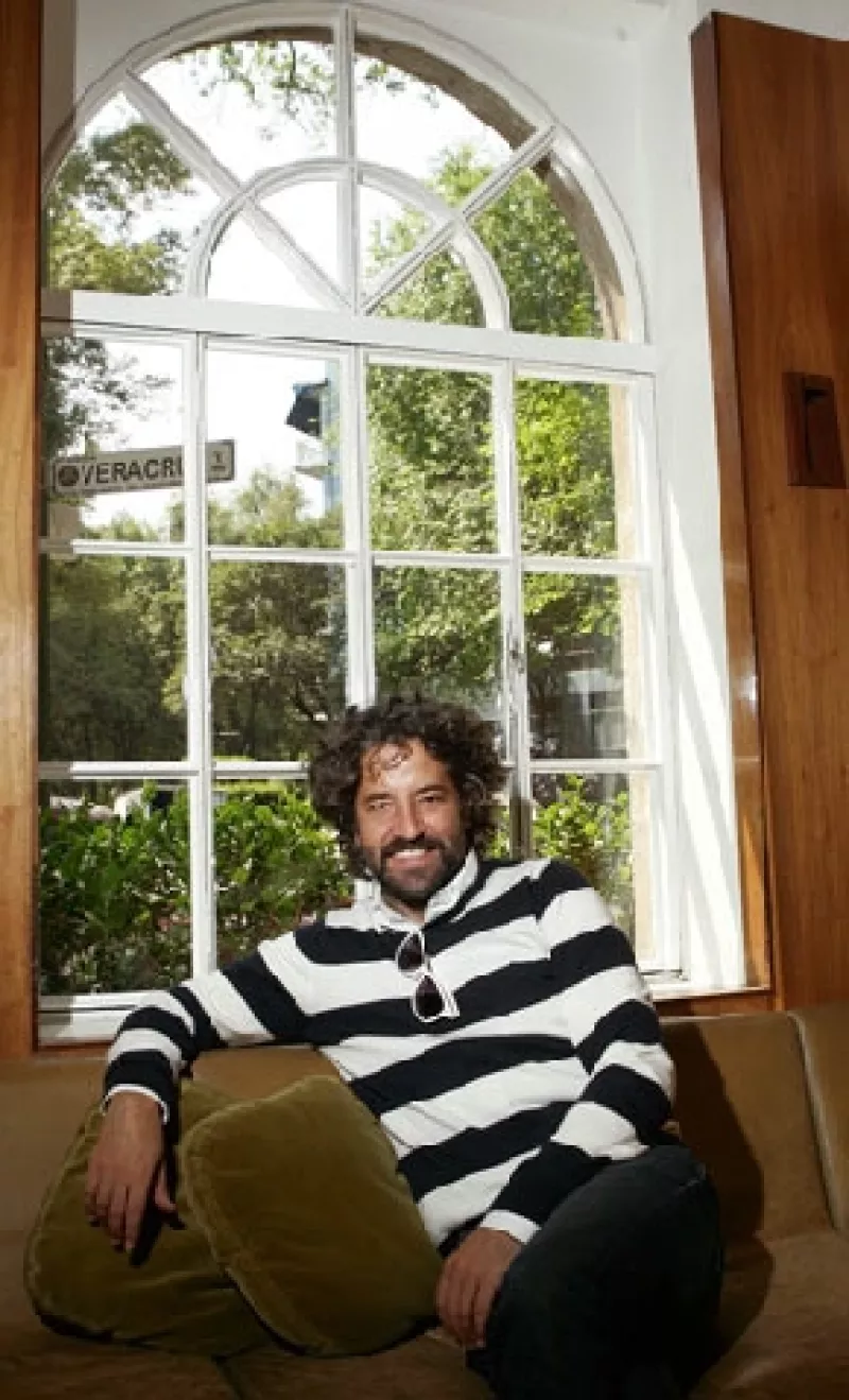 El que estuviera nominado al Óscar a la mejor dirección por su trabajo en la película "Frida", hoy publica su primera novela.