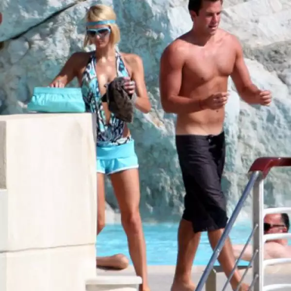 Después, la heredera y su novio recogieron su pertenencias y se retiraron de la alberca.