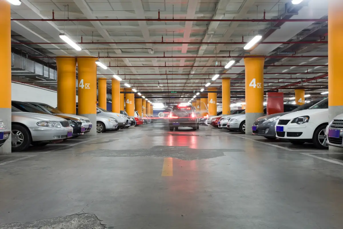 El costo oculto del estacionamiento obligatorio: así es como encarecen la vivienda