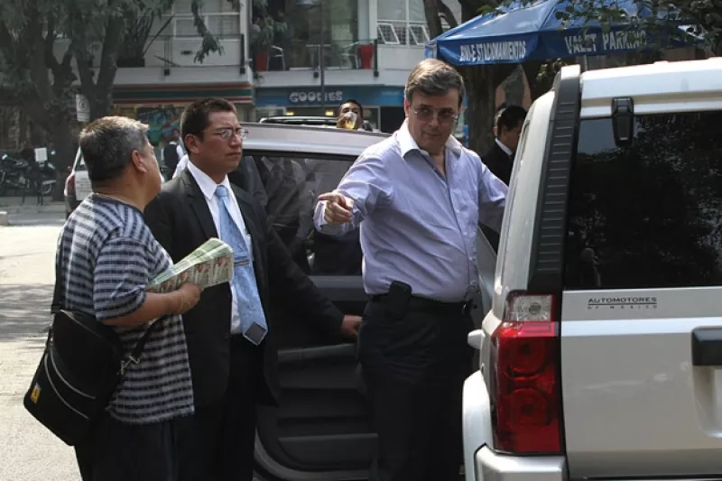 El matrimonio acudió en compañía de la hija del ex Jefe de Gobierno, Anne Nicole de 23 años, a un restaurante de dicha colonia, donde muchos vendedores les ofrecían sus productos.
