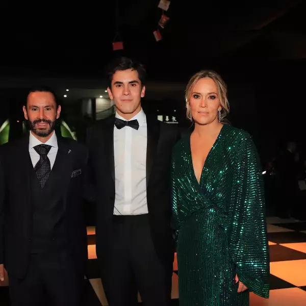 Federico y Patricio López con Carla Cervantes