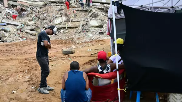 La gente espera noticias sobre los cuerpos de sus seres queridos frente a un edificio derrumbado en Caraballeda, estado de La Guaira, Venezuela, el 12 de julio de 2026, después de los terremotos gemelos que azotaron la región.