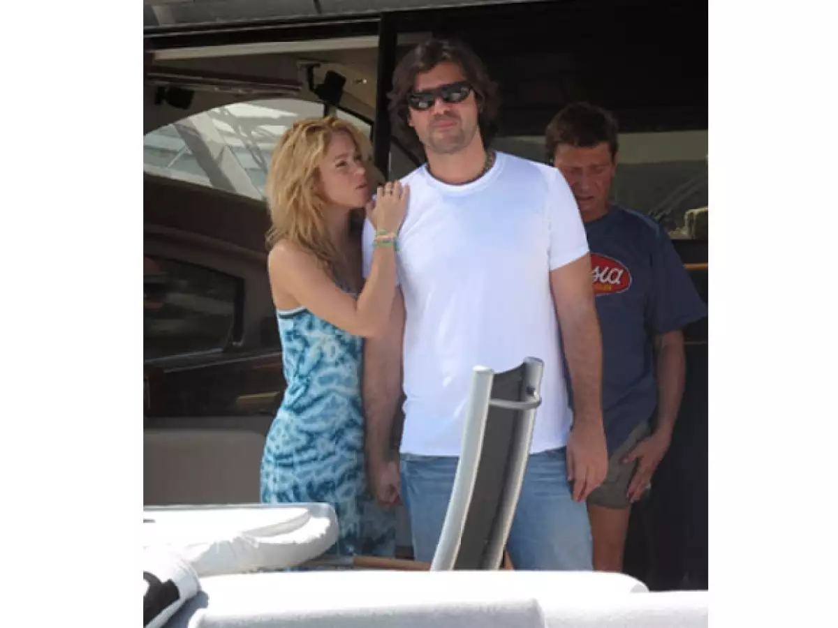 La pareja fue captada muy sonriente y tomada de la mano en España, donde después de una larga jornada de trabajo los novios decidieron relajarse.