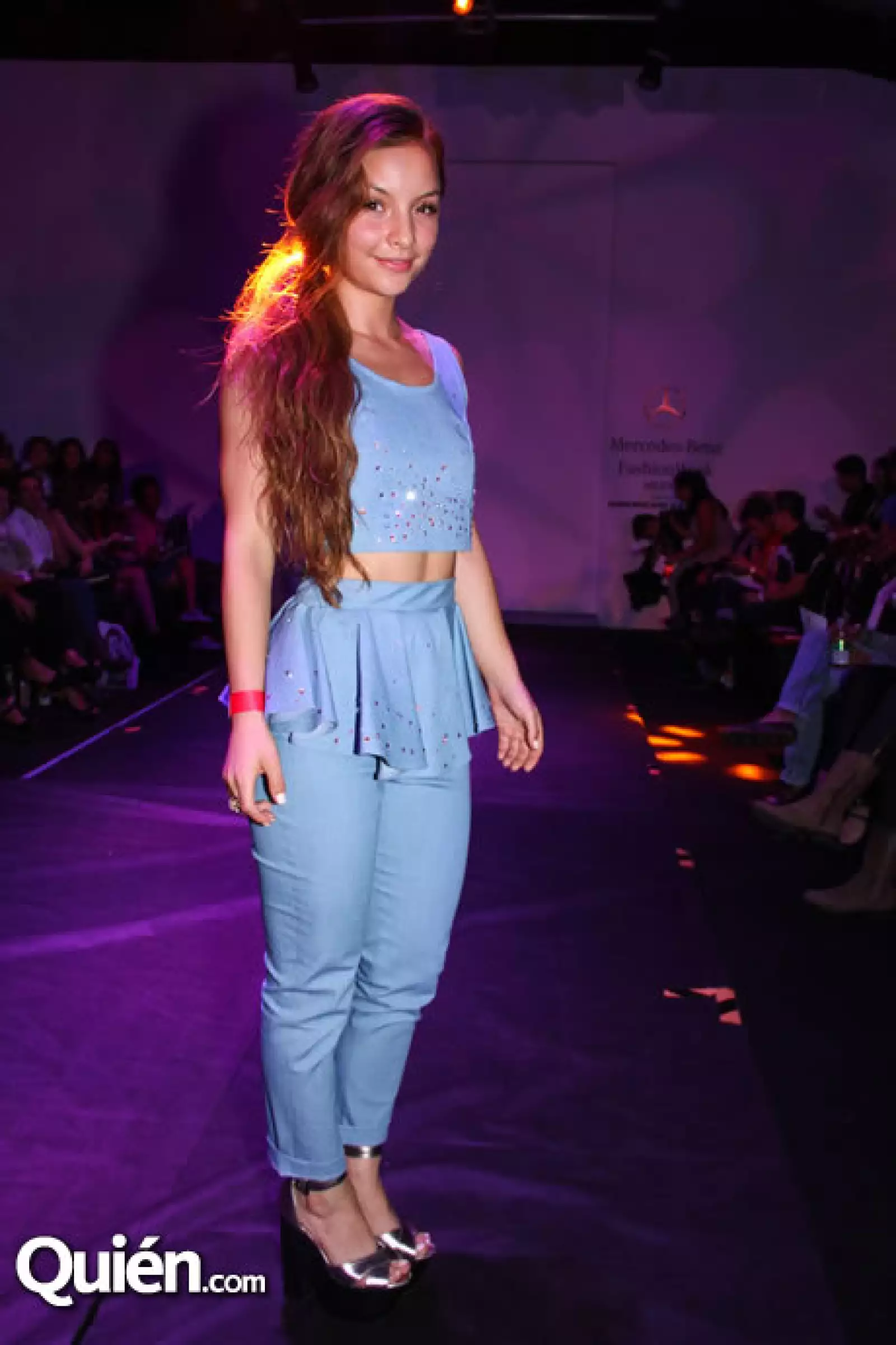 Daniela Wong para presentar su colección llevó un outfit de dos piezas en azul cielo.