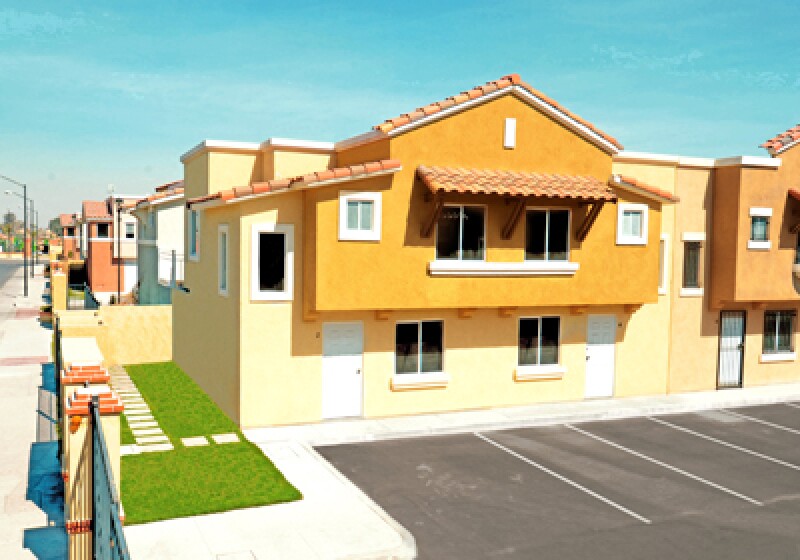 Más casas.
