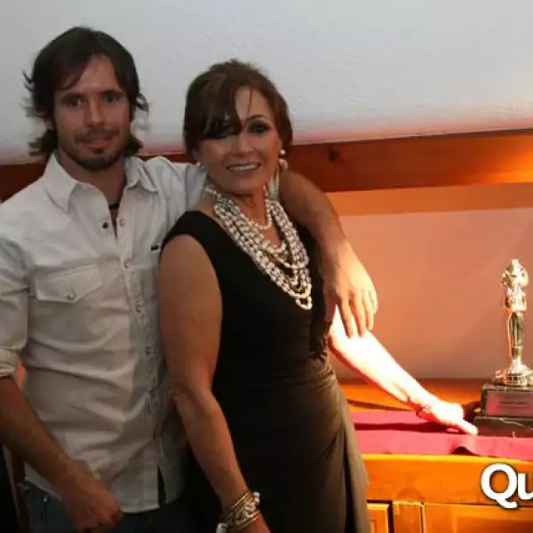 Fiesta de Fernando Lebrija por sus 2 diosas de plata