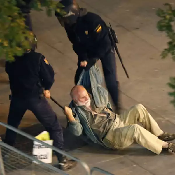 La policía antidisturbios cargó contra algunos manifestantes y detuvo a varios.