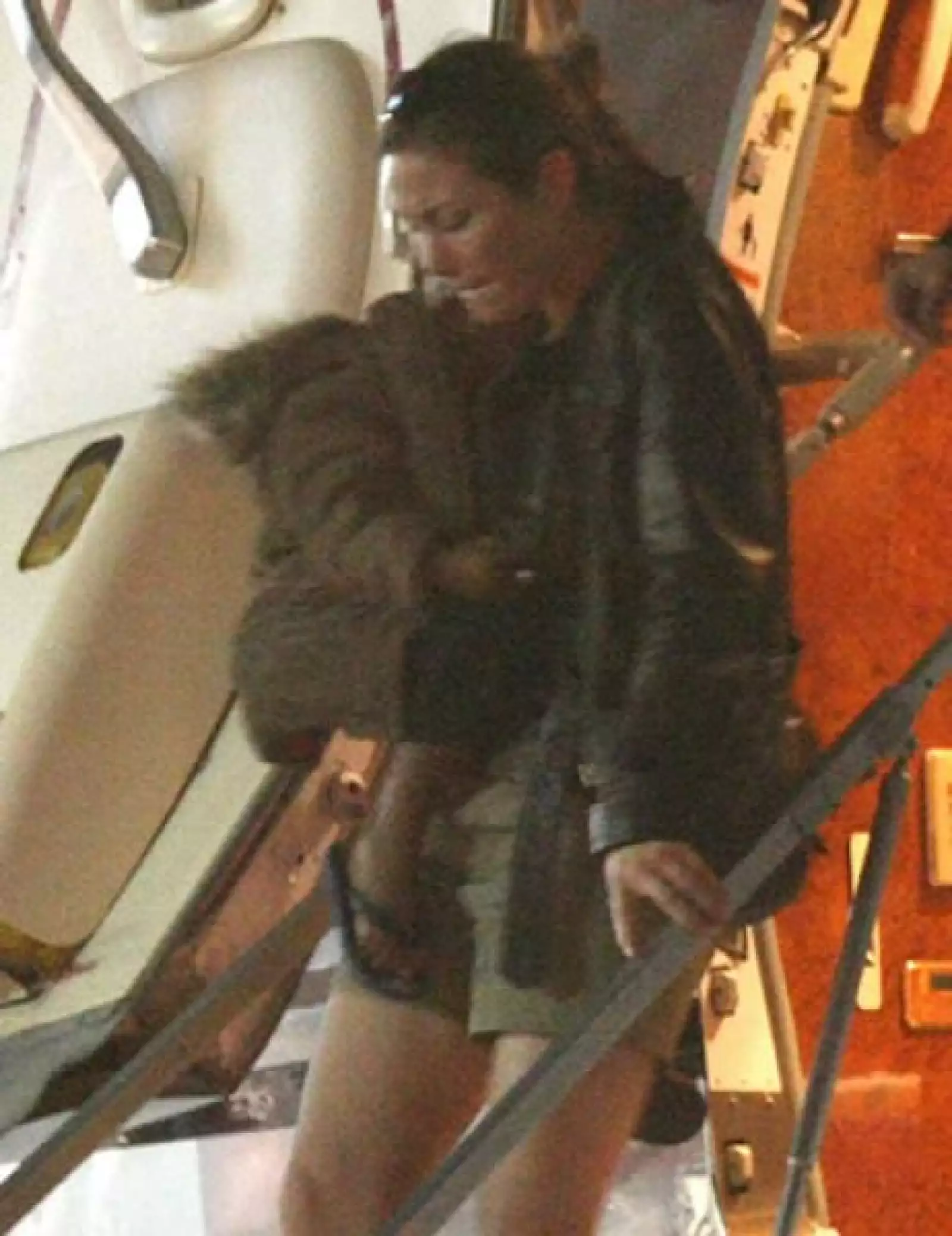 David Banda, el pequeño que Guy y Madonna adoptaron en Malawi, África, llegó dormido y una de las niñeras bajó con él.