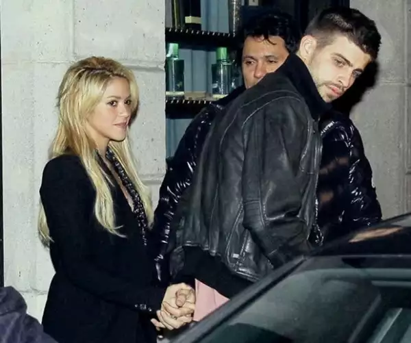 Esta imagen ha dado la vuelta al mundo pues por primera vez es visto en actitud romántica con Shakira.