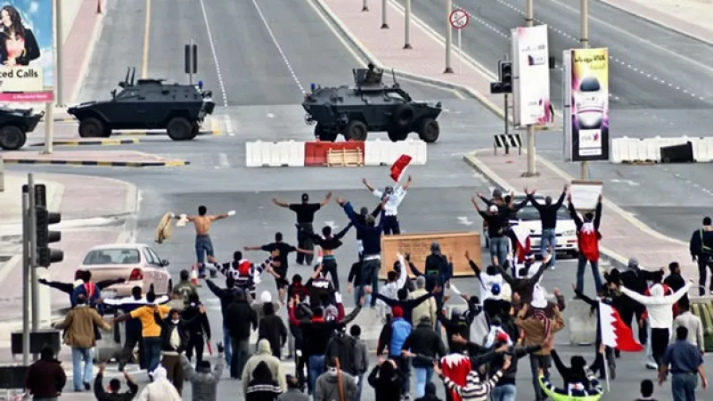Manifestantes se enfrentan con fuerzas en Bahrein