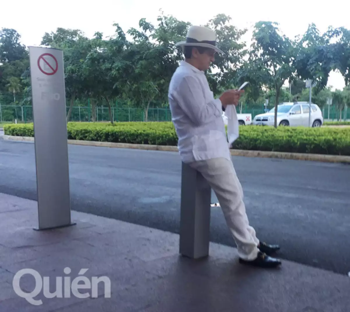 El hermano de Luis Miguel, Alejandro Basteri, también fue captado en el aeropuerto.