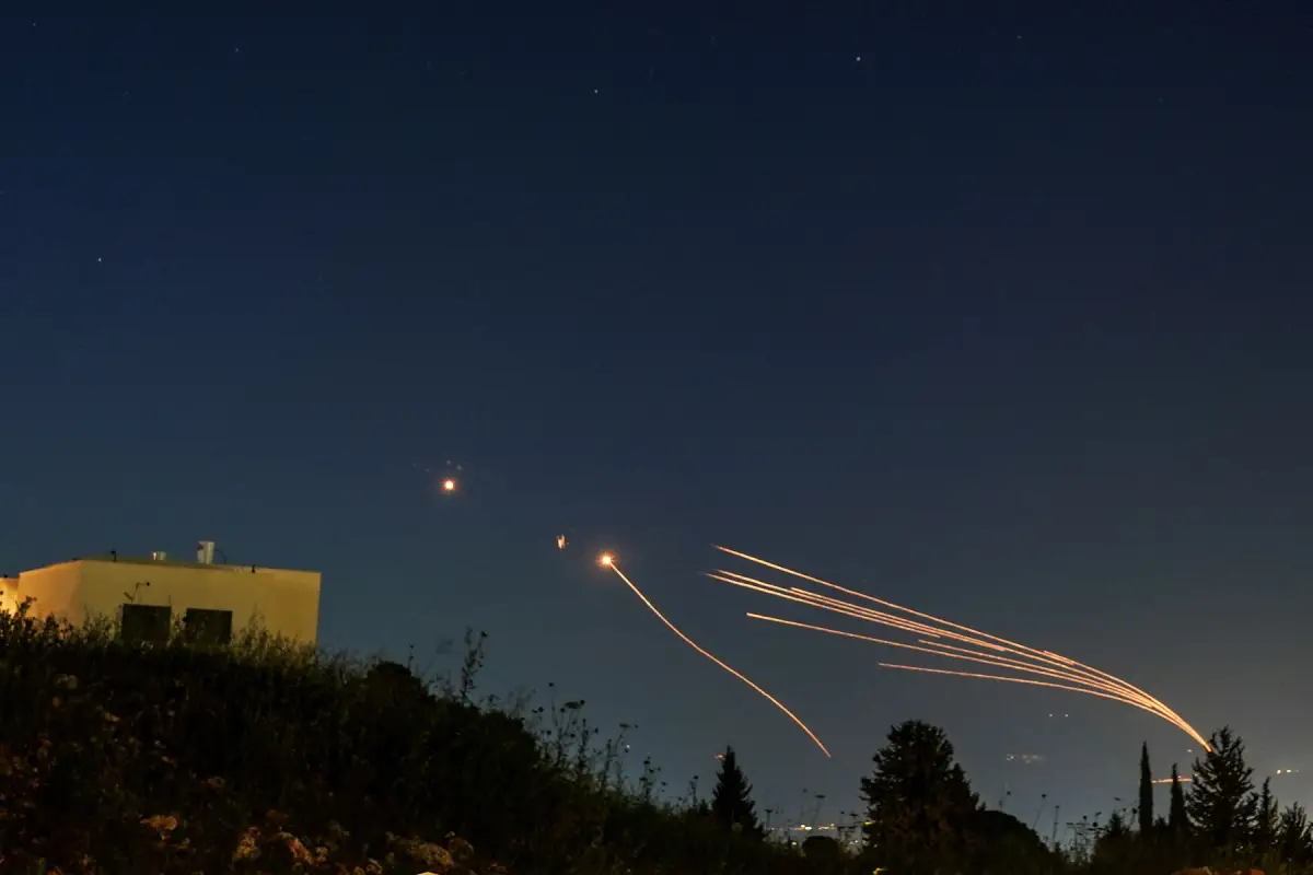 El sistema antimisiles de la Cúpula de Hierro de Israel intercepta los cohetes lanzados desde el Líbano hacia Israel sobre la frontera libanesa israelí, visto desde el norte de Israel, el 12 de abril de 2024.