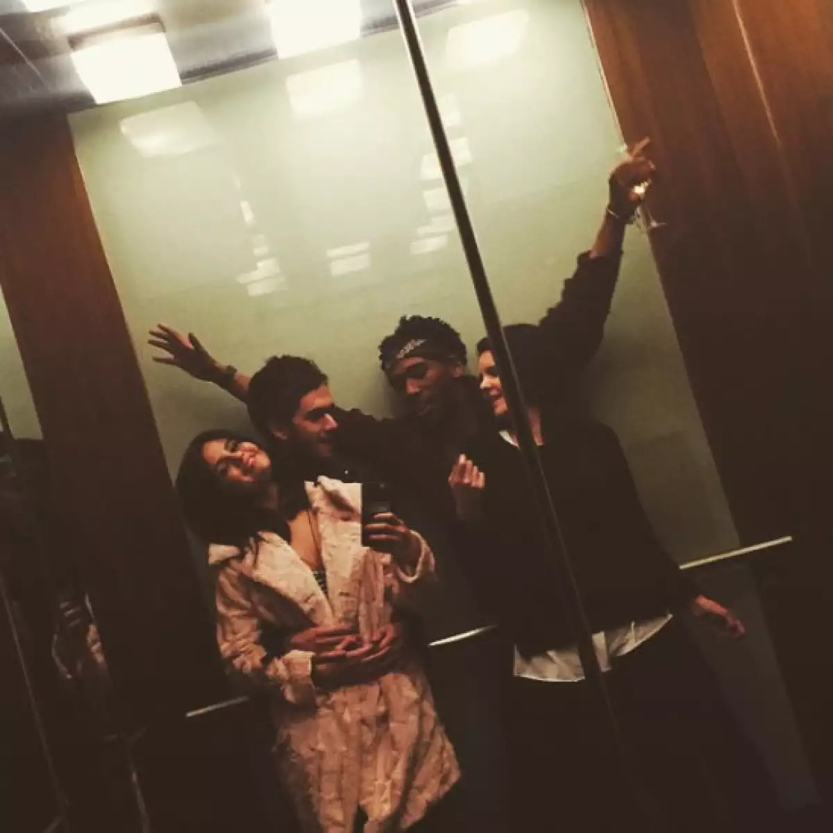 La cantante compartió una foto en la que además de verse feliz, Zedd la tiene tomada de la cintura.