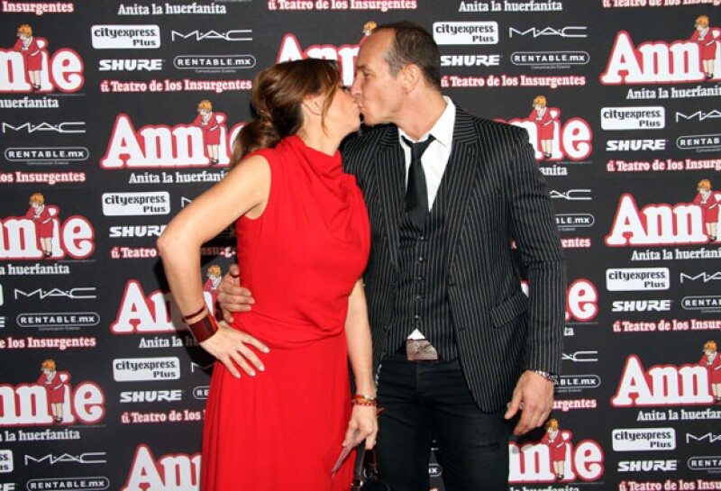 Un beso de amor fue el que compartieron Erik y Andrea en la alfombra roja.