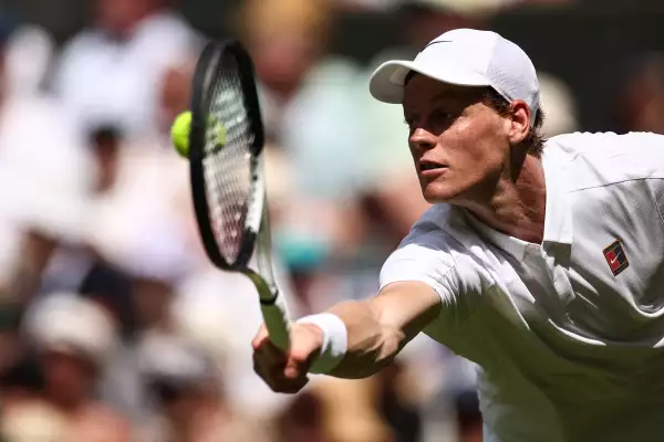 sinner avanza en wimbledon