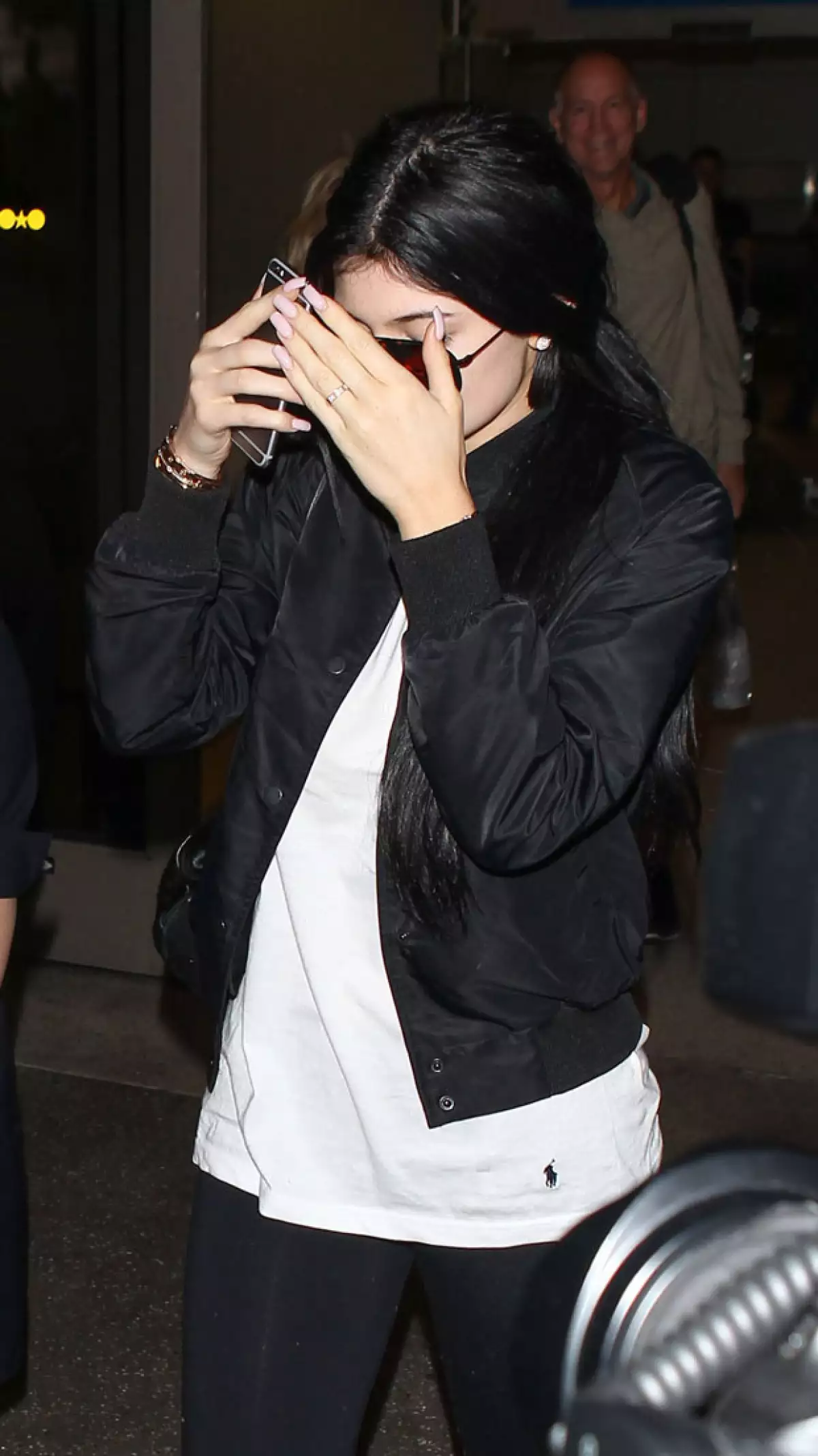 Cubrió su rostro haciendo el anillo, el centro de atención.