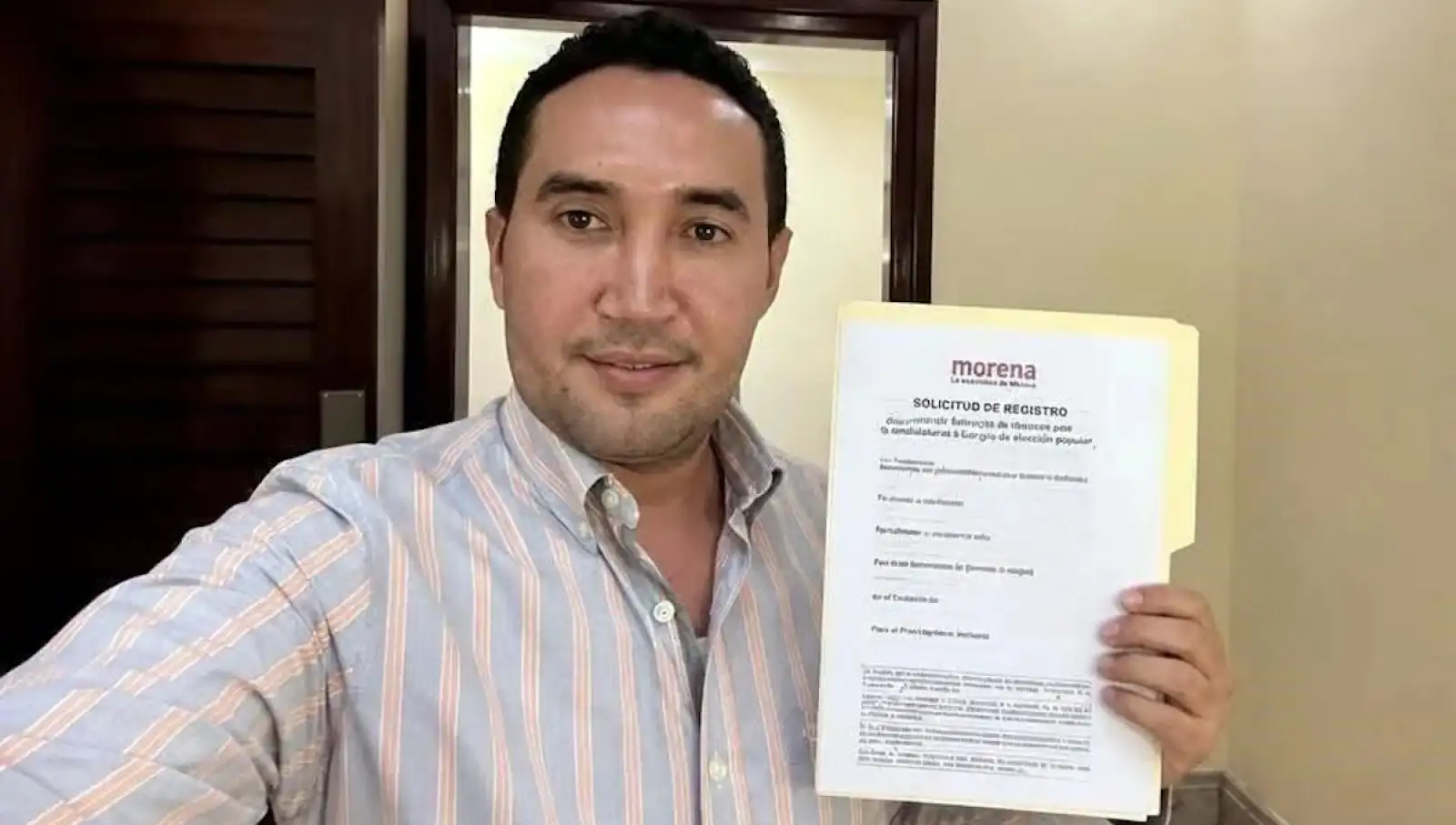 Arturo Marín, aspirante de Morena a la alcaldía de Cuajinicuilapa, posa con su registro a la candidatura de Morena. 