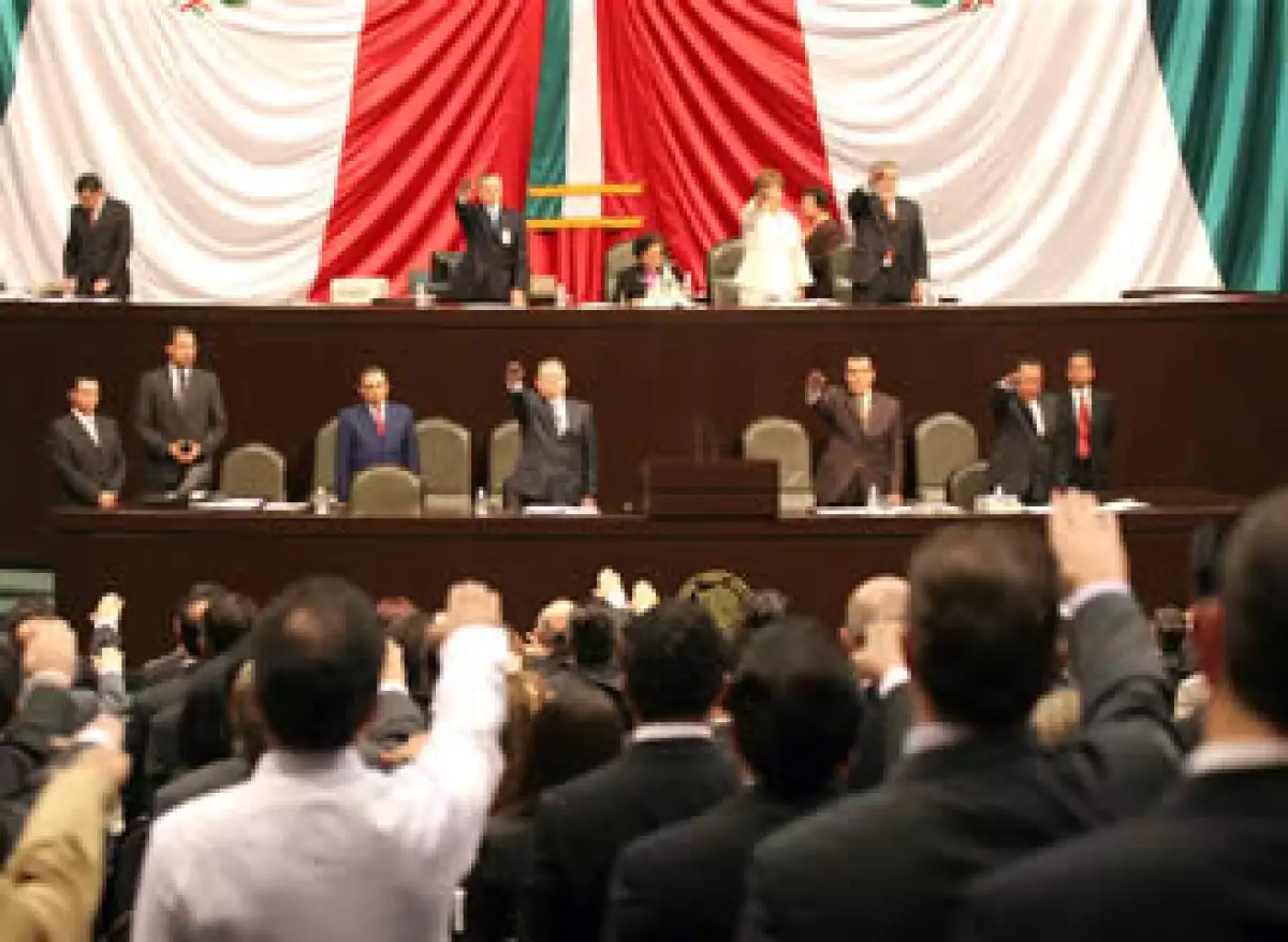 Los nuevos diputados rinden protesta en el palacio de San Lázaro (Foto: Notimex)