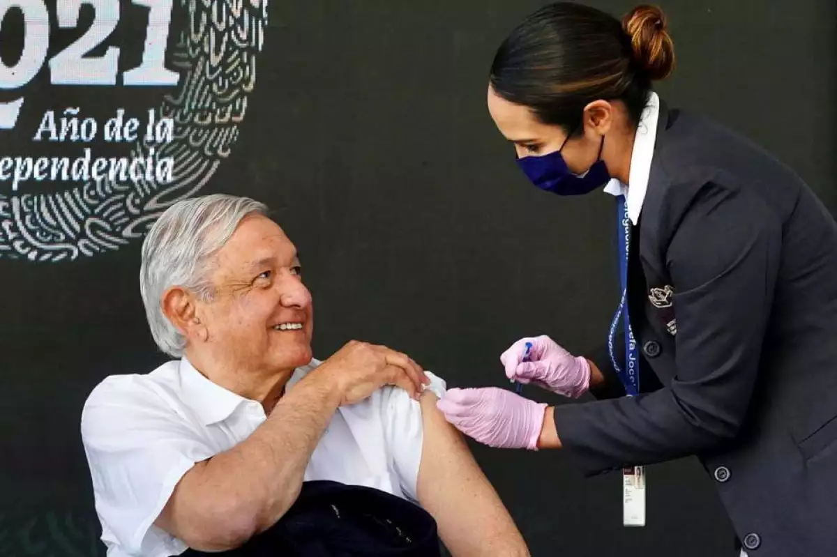 AMLO recibe la tercera dosis de la vacuna contra COVID (El presidente es inyectado por una enfermera)