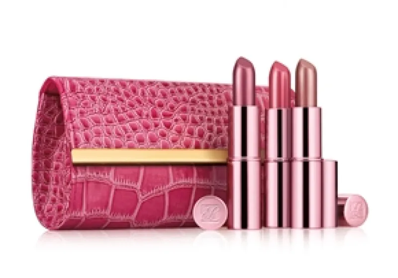 La marca Estée Lauder lanzó una colección especial para celebrar su 50 aniversario, enfocada en la concientización sobre el cáncer de mama.