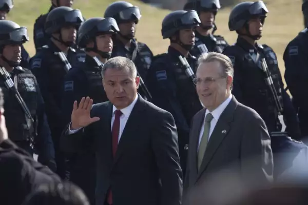 Anthony Wayne, embajador norteamericano en 2011, con Genaro García Luna, quien se desempeñaba como secretario de Seguridad Pública Federal