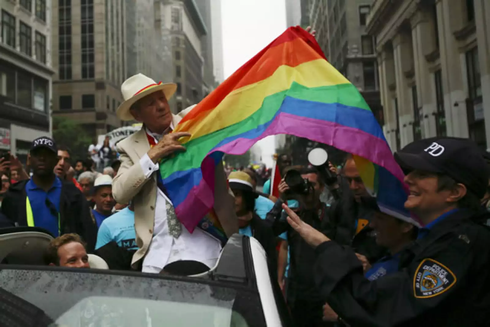 Para el inglés resultó imposible contener su alegría por la legalización del matrimonio gay en Estados Unidos.