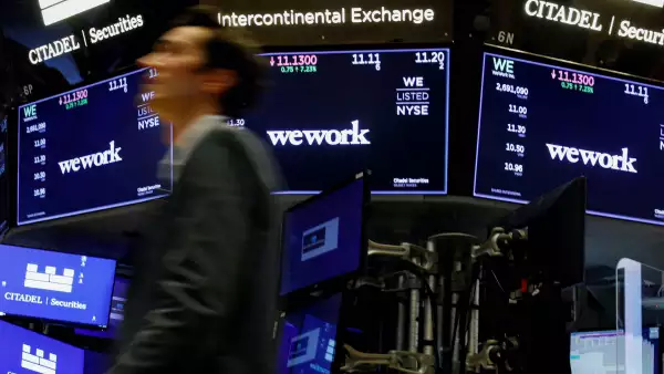 Entrada de edificio con nombre de wework
