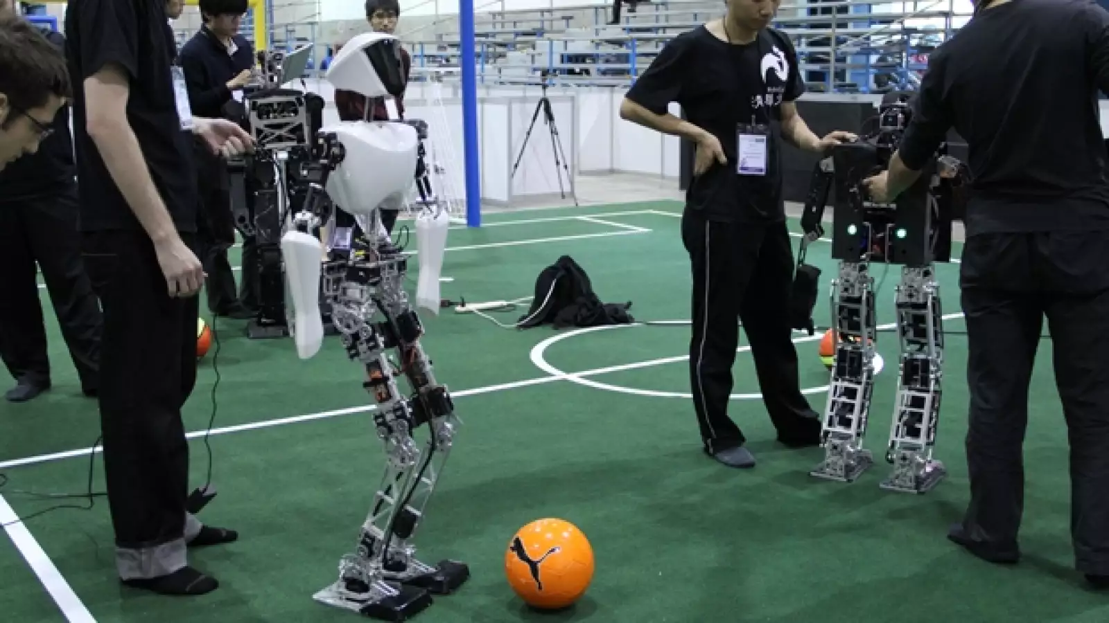 humanoide jugando futbol