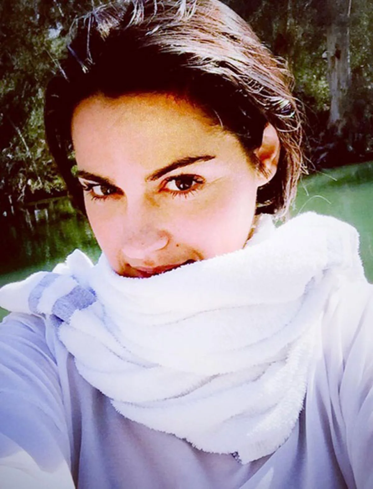 La actriz se encuentra de viaje en Israel junto a su mamá y compartió algunas fotos en Instagram justo poco después de sumergirse en las aguas del río donde también Jesucristo fue bautizado.