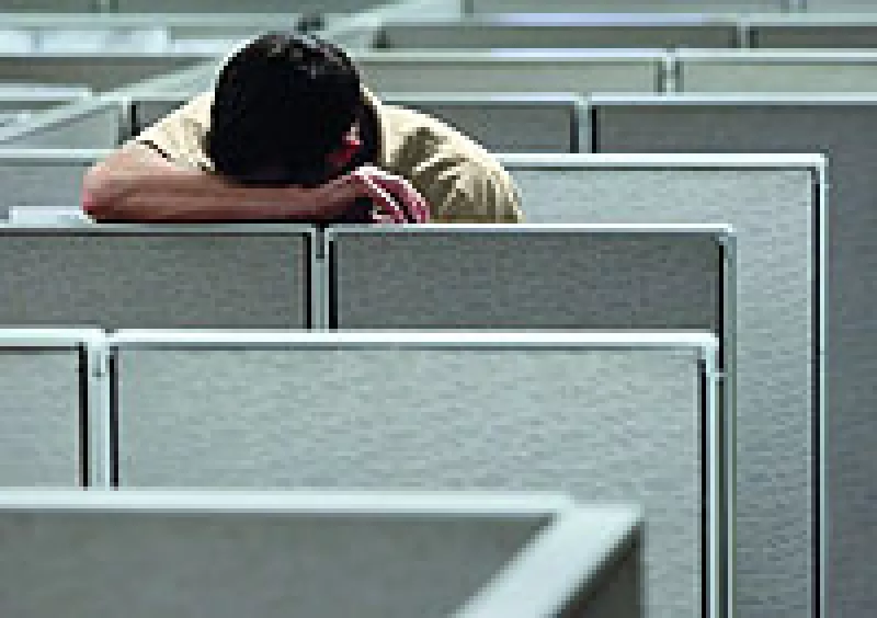 Un grupo aún pequeño pero creciente de empresas ayudan a los que han sido sus colaboradores a resolver el transe del desempleo.