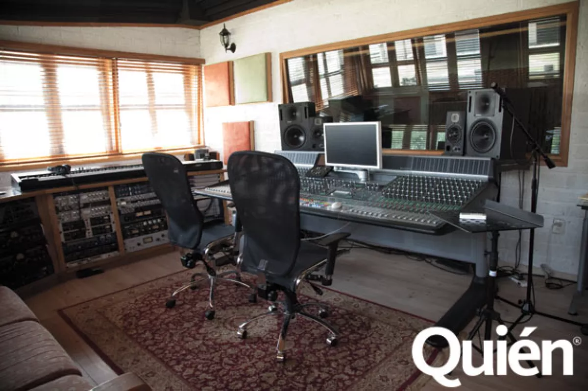 Cuenta con un estudio de grabación en el que produce sus discos.