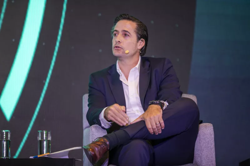 Hombre sentado en un sillón, hablando en una conferencia, Citibanamex Summit Expansión 2024