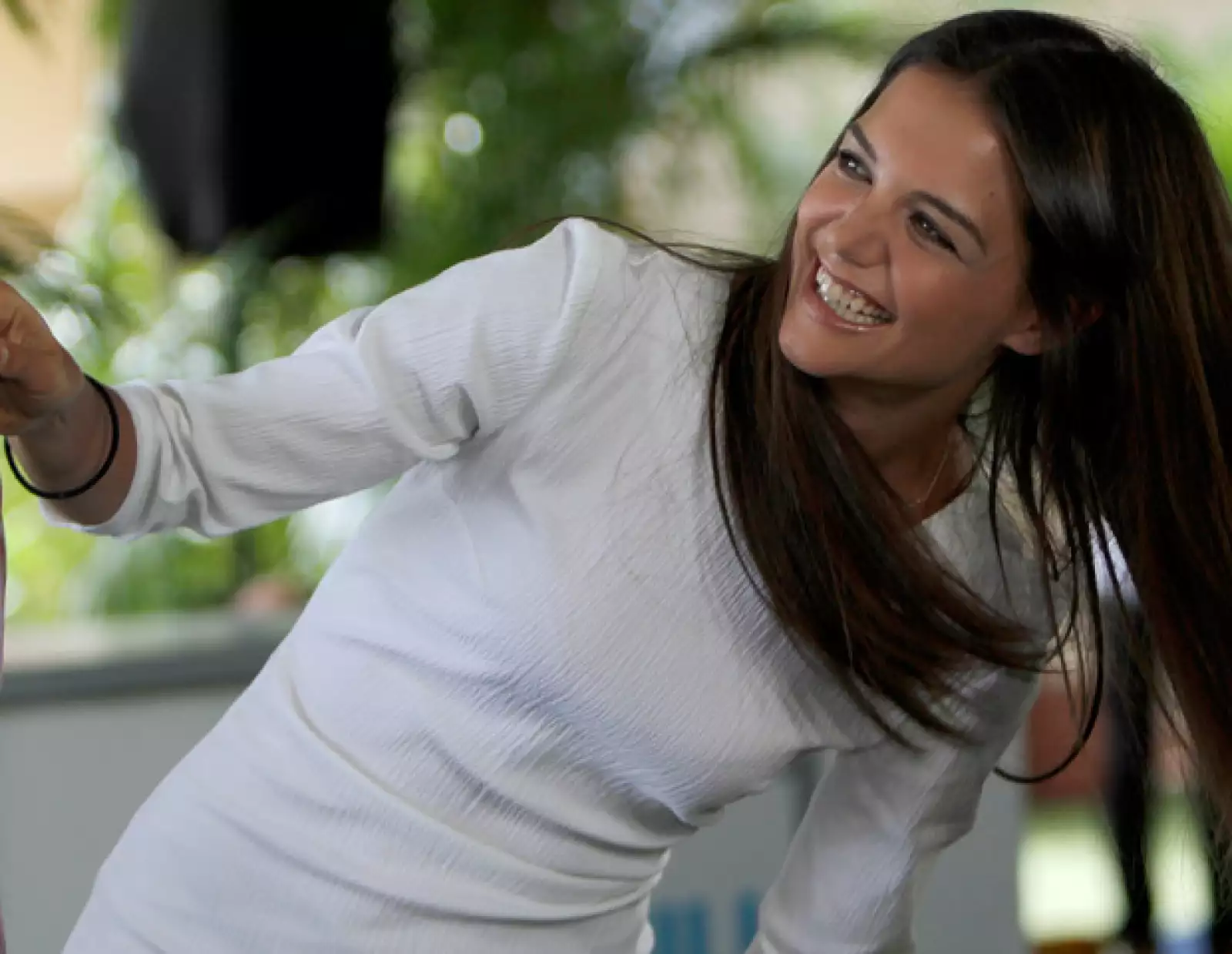 Katie Holmes llegó feliz y radiante a Cancún para promocionar `Jack y Jill´, donde participa Adam Sandler y Eugenio Derbez.