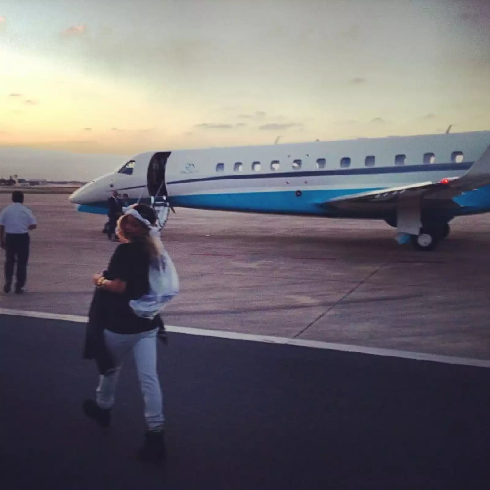 Se ve muy feliz en las fotos, y es que va de un lado a otro dejando huella con su icónico estilo.