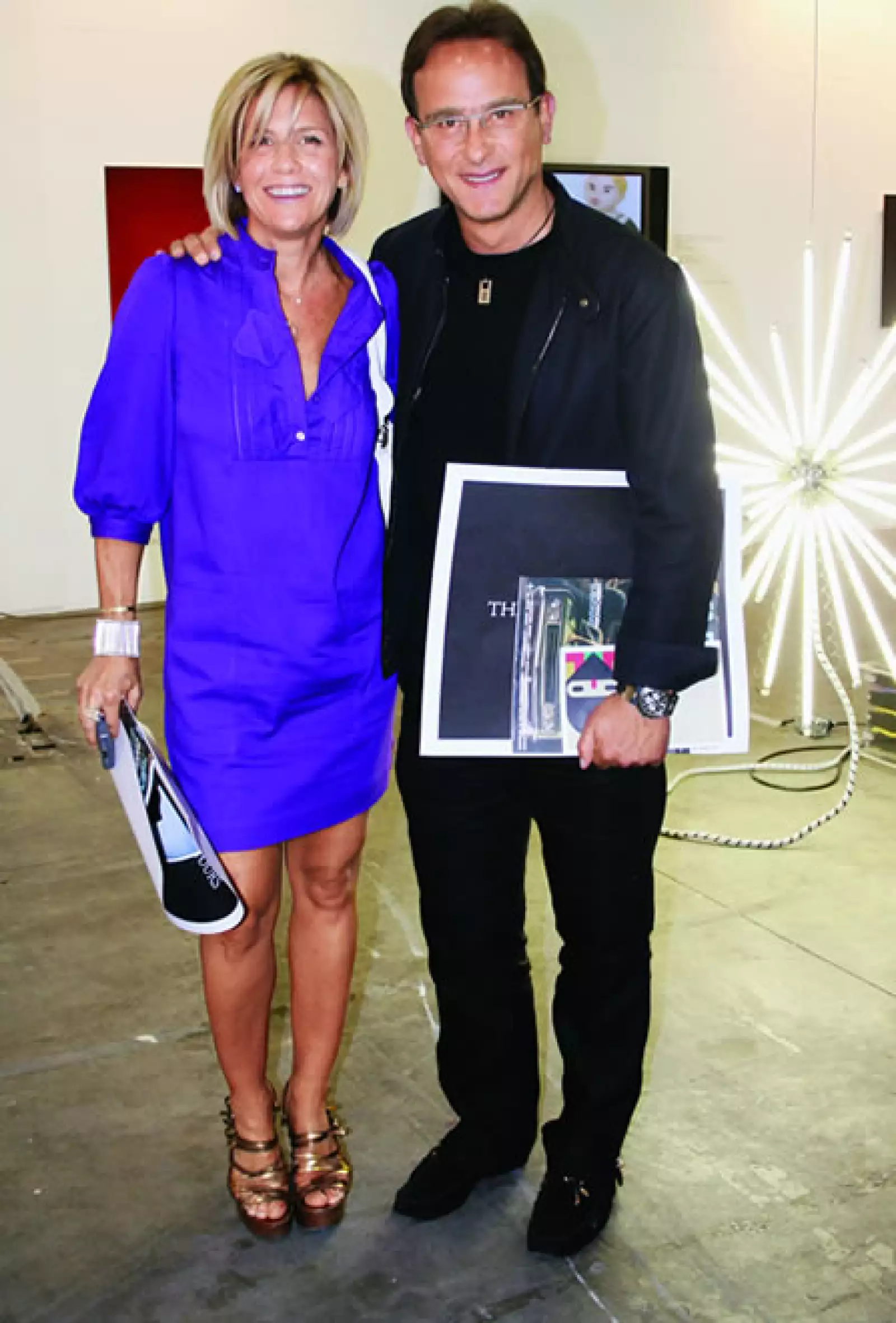 Hasta en las visitas a las galerías luce espectacular, aquí con un vestido morado con mangas bombachas.