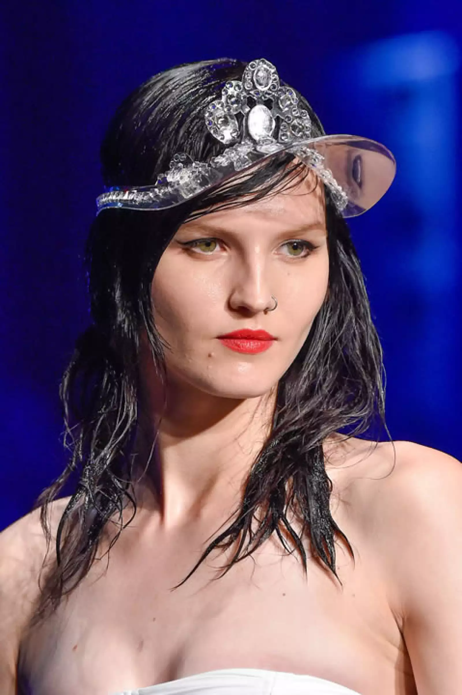 ¿Recuerdas cuando las viseras estaban súper de moda? Pues ahora puedes volver a usarlas con un toque más moderno. Opta por una como la de Jean Paul Gaultier, transparente con pedrería para lucir espectacular en la playa.