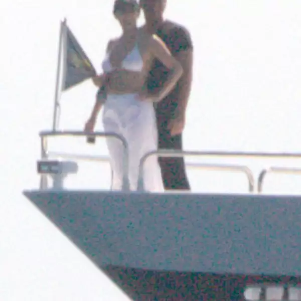 En 2005 Luis Miguel es captado con Aracely Arámbula, no era una conquista más pues se convertiría en la mamá de sus hijos. El romance terminó en 2008.