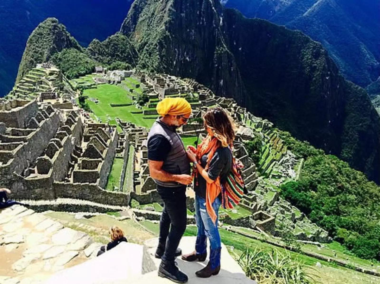 Karla también compartió fotos del viaje, como esta imagen en la que aparece con una tierna cabra.