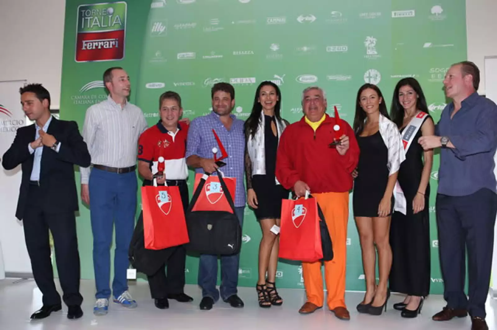 Los ganadores se llevaron regalos de varios patrocinadores.