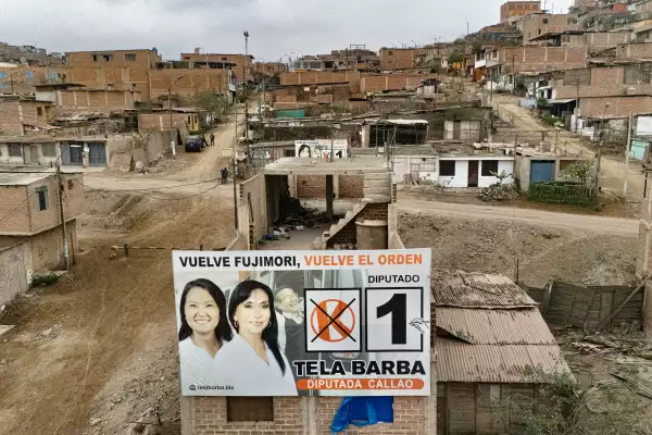 Vista aérea de una pancarta de propaganda del presidente electo de Perú, Keiko Fujimori, en un asentamiento llamado Keiko Fujimori en el distrito de Ventanilla, en la provincia constitucional de Callao, Perú, el 18 de julio de 2026.