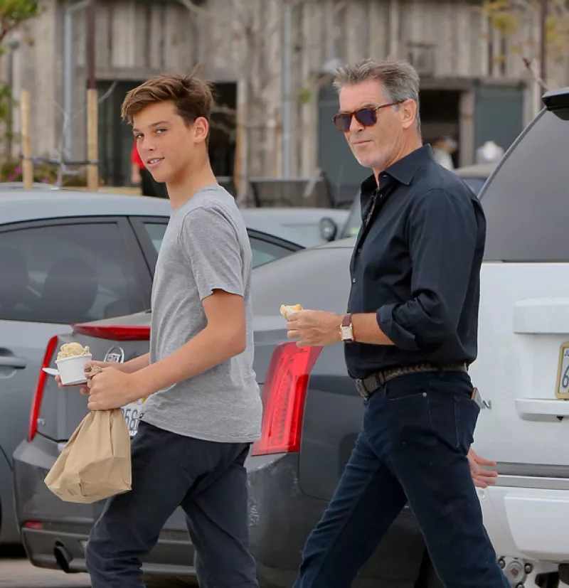 Paris es el fruto de la relación del actor con Keely Shaye Smith, con quien se casó en el 2001, pero de los dos hijos que tiene con ella, el menor en definitiva ha heredado lo guapo de su papá.