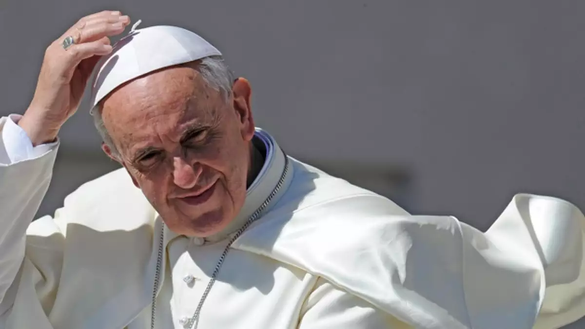 papa francisco en la plaza de san pedro